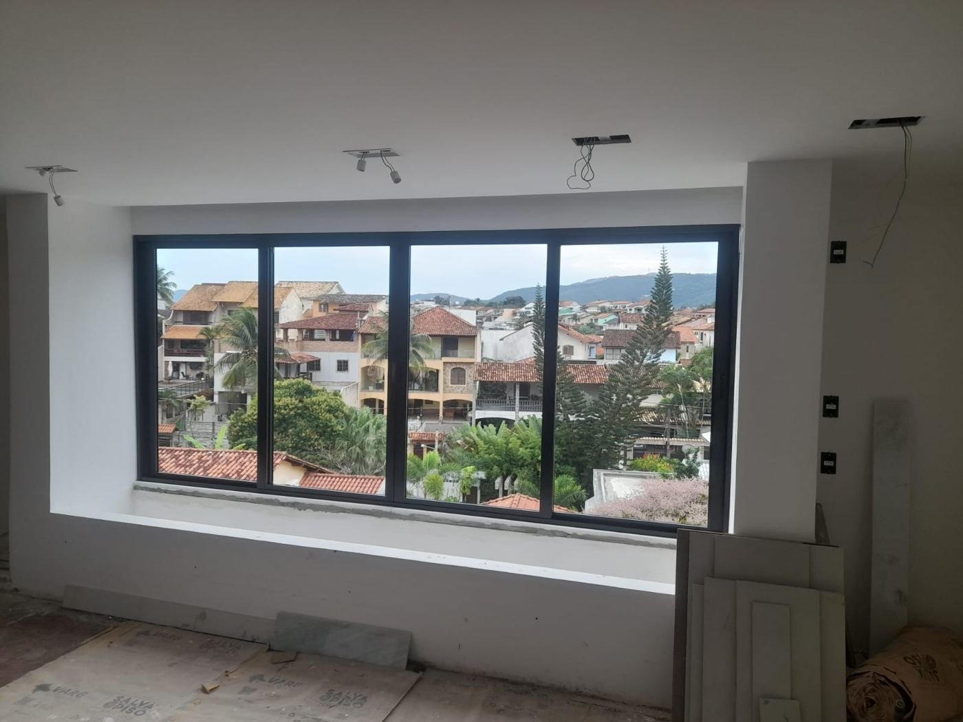 Janela de alumínio preta panorâmica em sala