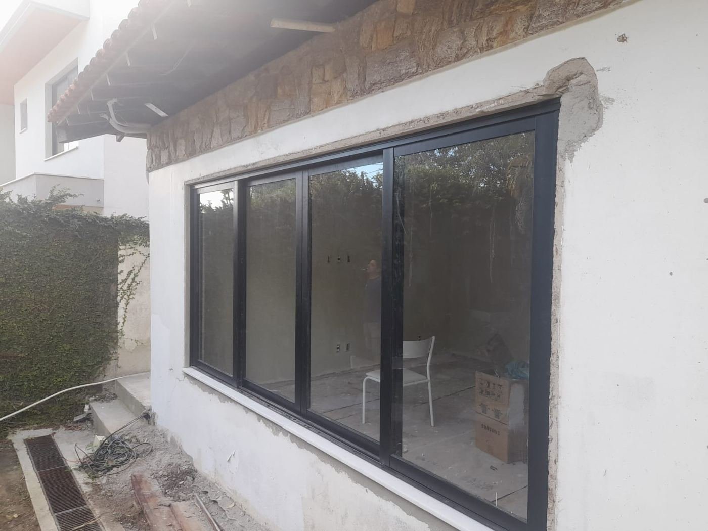 Janela de correr preta vista pela fachada