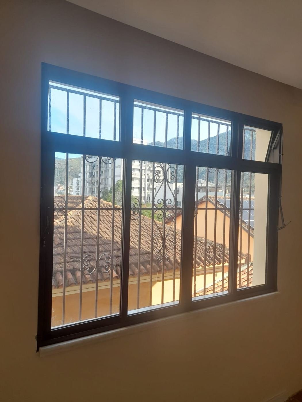 Janela de alumínio preta com bandeira
