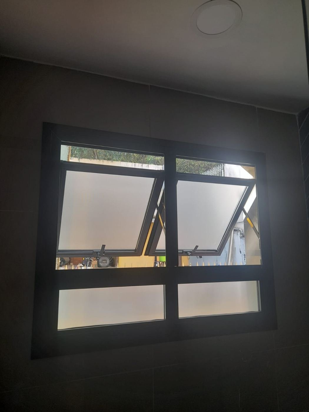 Janela maxim-ar preta com vidro fosco em banheiro