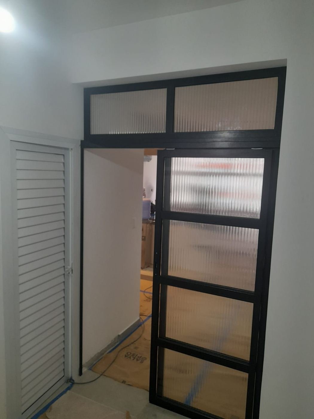 Porta de alumínio preta com vidro canelado