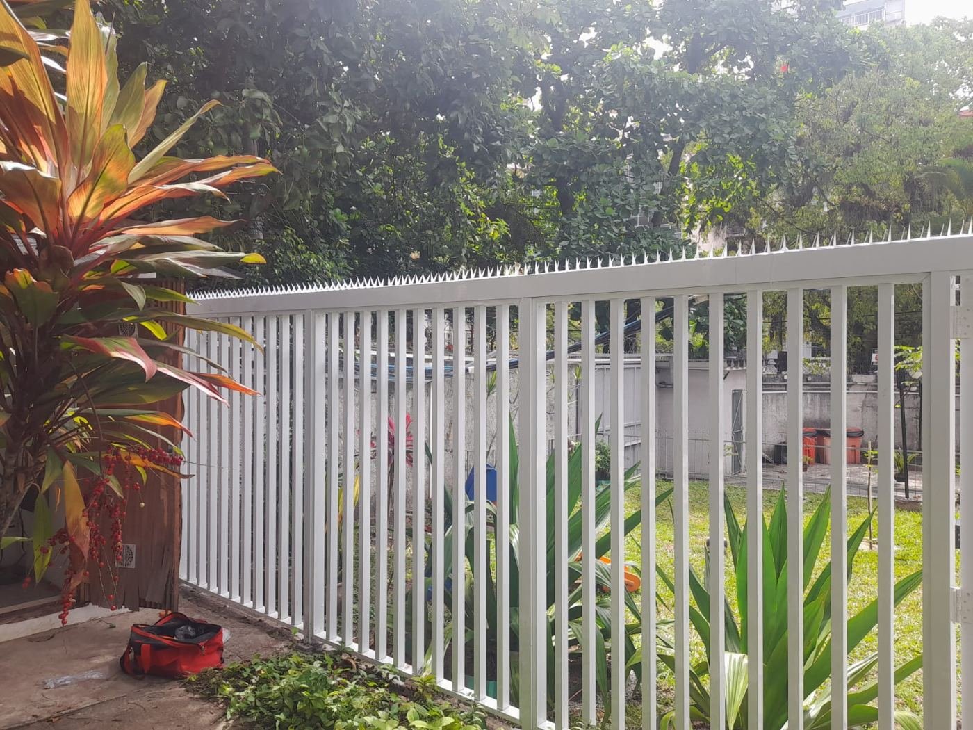Grade de alumínio branca em jardim