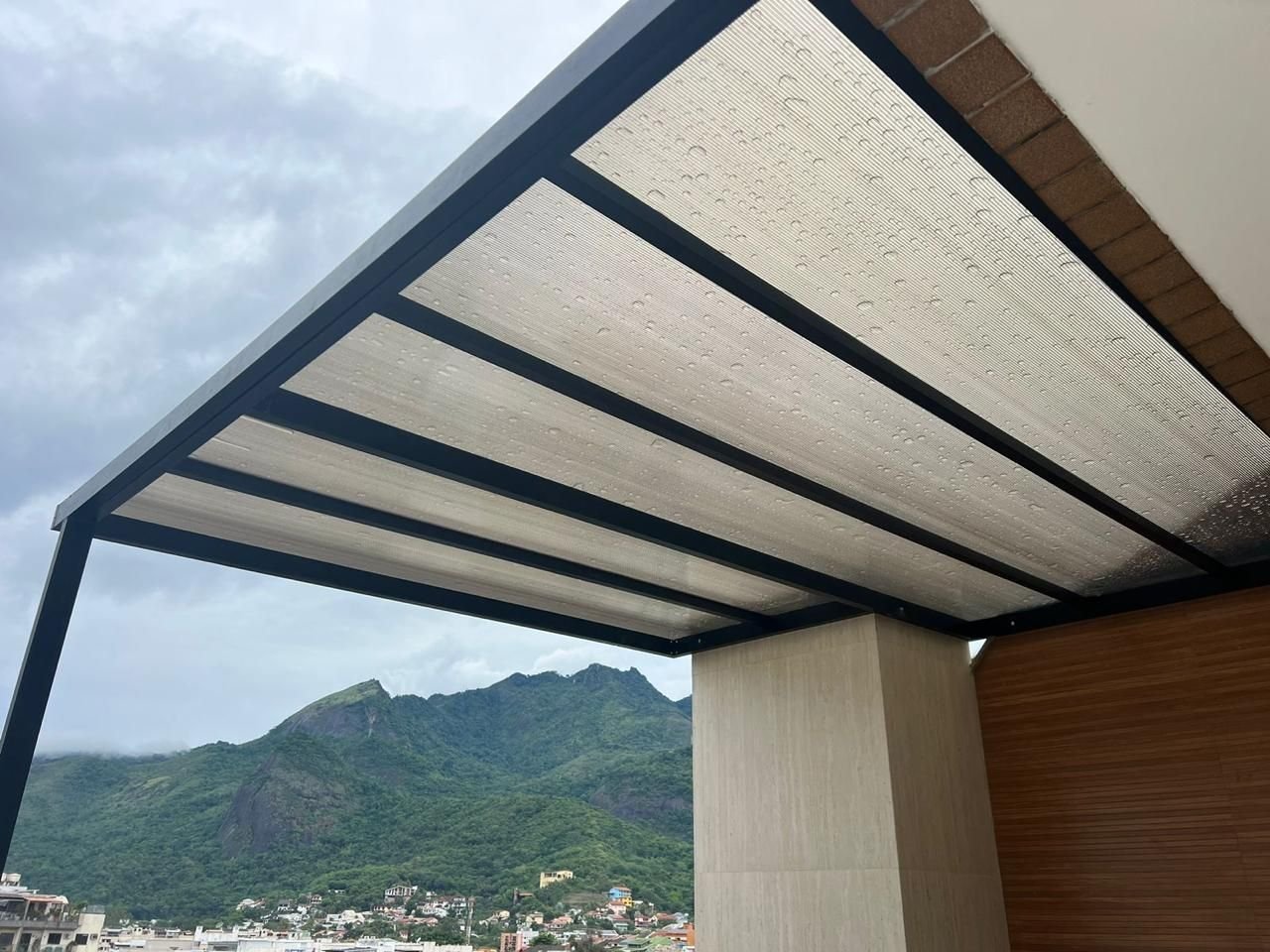 Cobertura de alumínio em terraço com vista para as montanhas