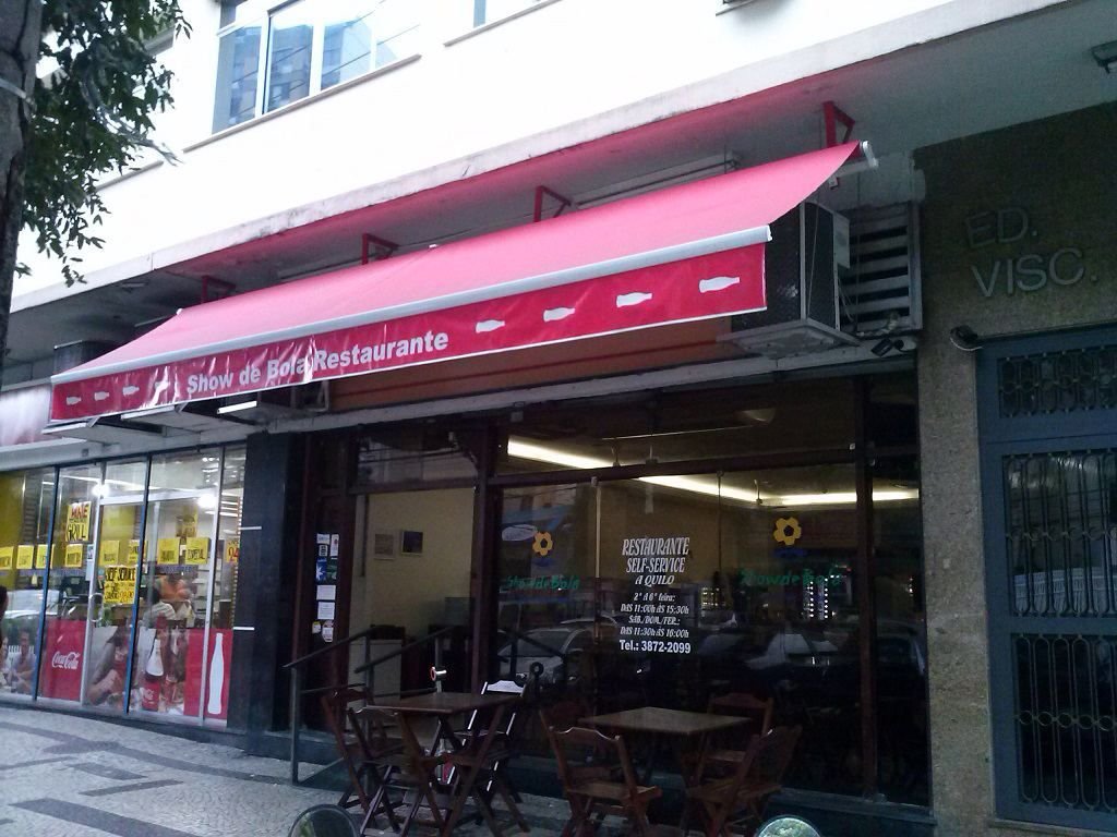 Toldo vermelho na fachada de um restaurante