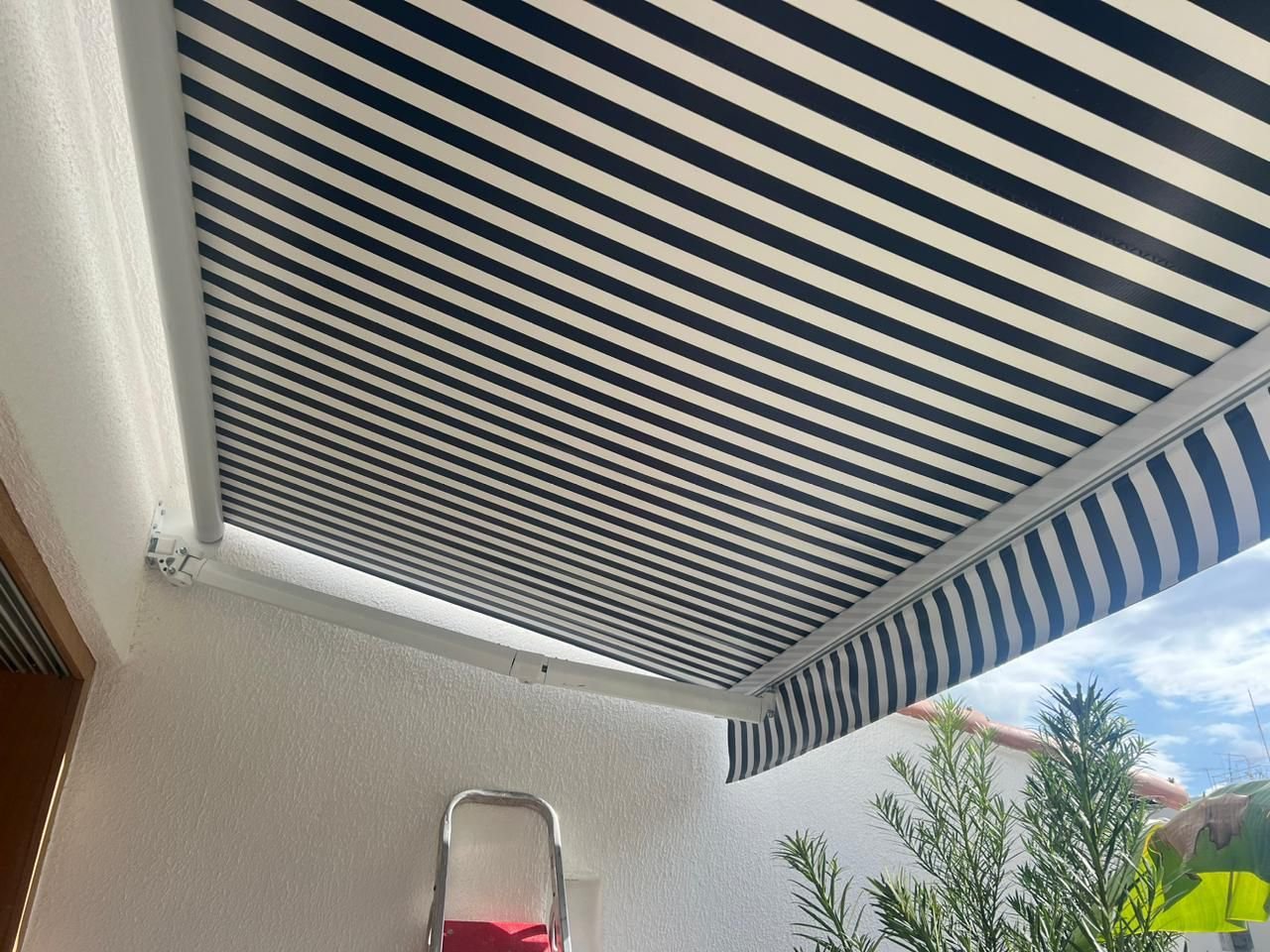 Toldo listrado retrátil em varanda