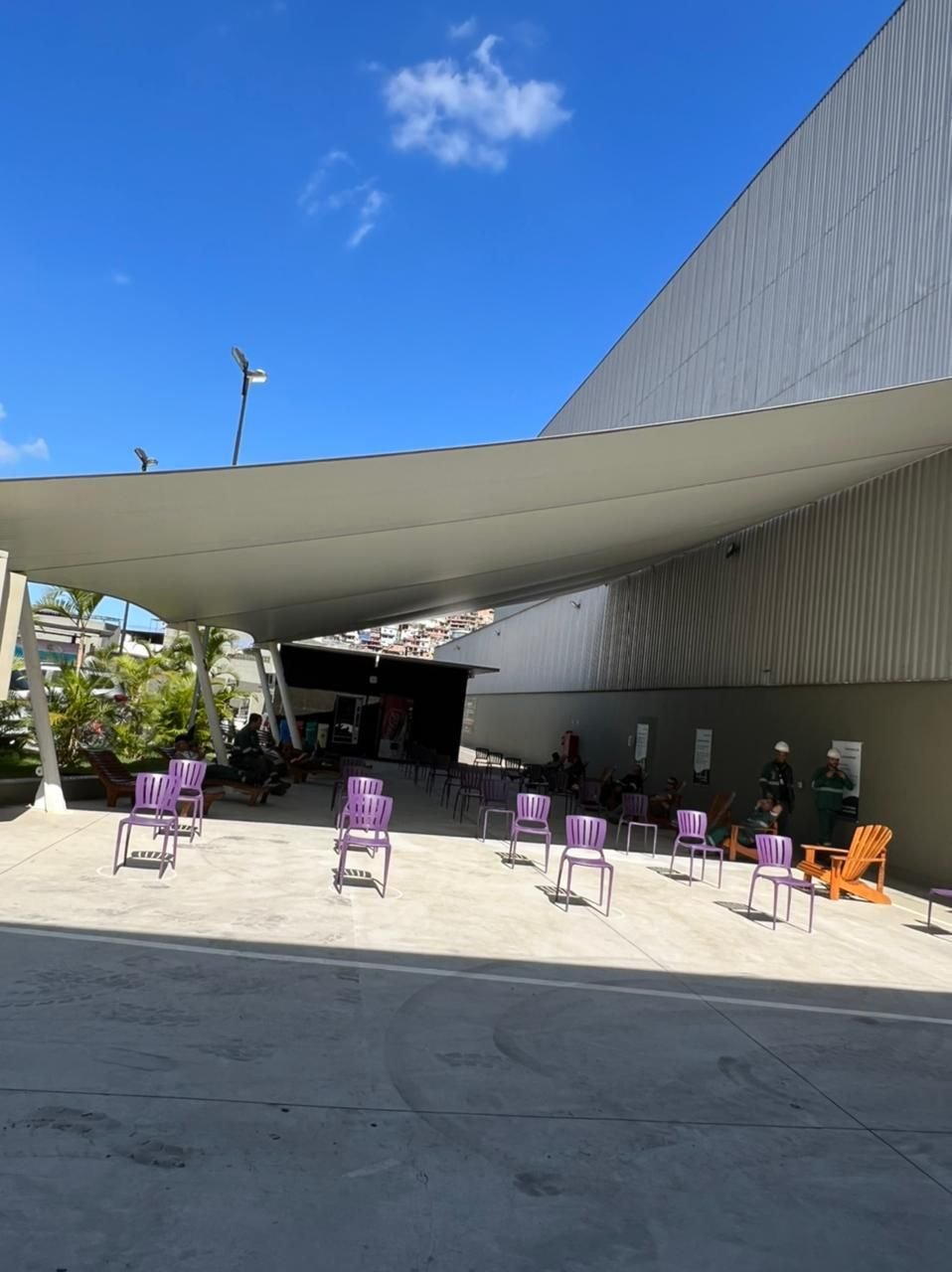 Toldo tensionado em lona sobre pátio aberto