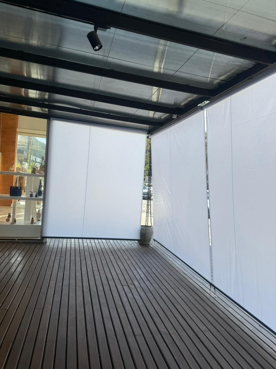 Cobertura de vidro com cortinas em deck