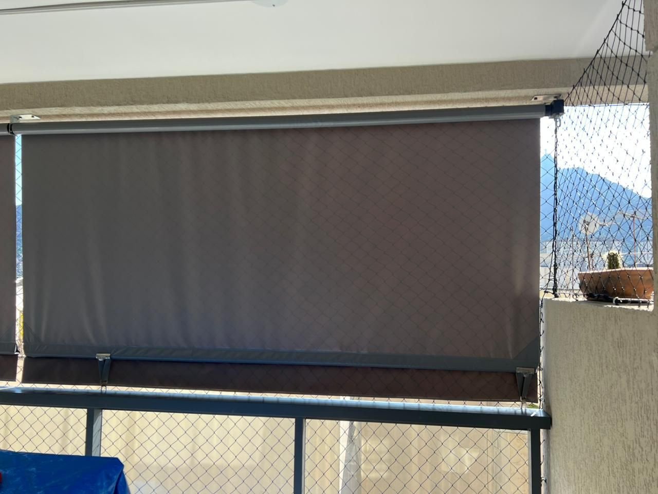 Toldo cortina em varanda de apartamento